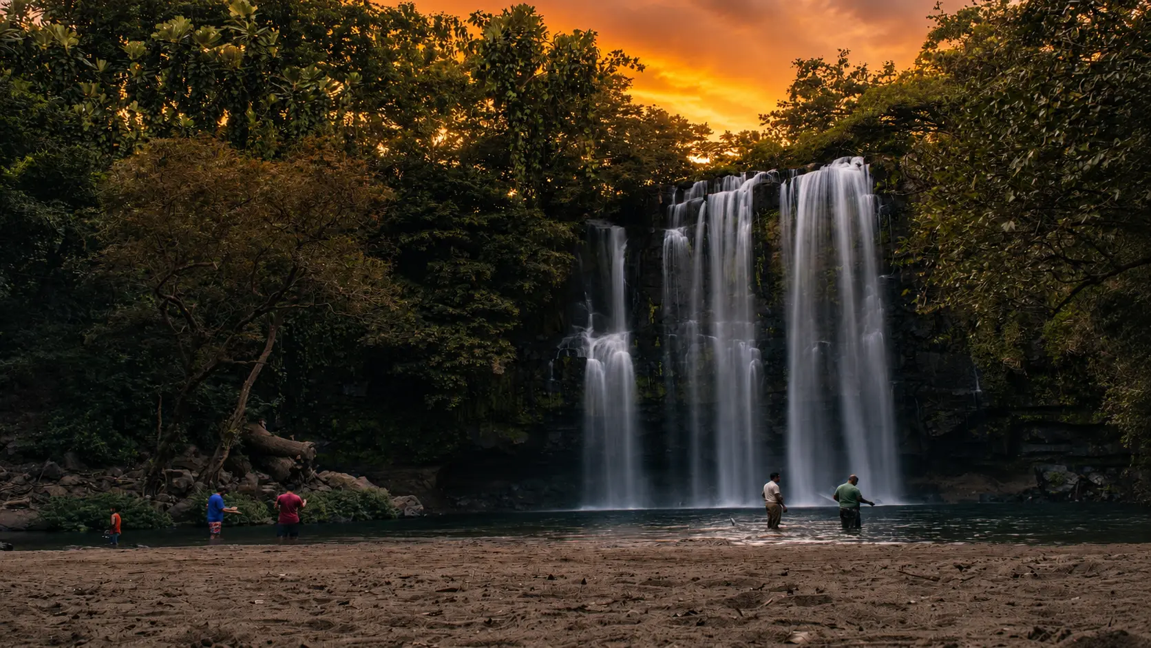 Personas visitando la Catarata Llanos del Cortés en Bagaces, Guanacaste